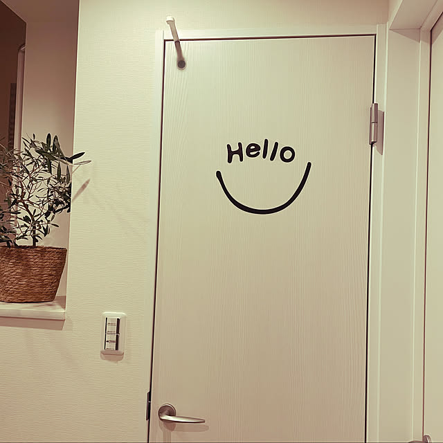 写真付きレビュー 送料無料 ウォールステッカー 壁紙シール 壁飾り 雑貨 小さめ スマイル 笑顔 英字 英文 Hello 手書き風 シルエット モノトーン ブラック シンプル 可愛い キュート リビング 子ども部屋 窓 玄関 カフェ イベント お店 店舗の通販商品 口コミ情報