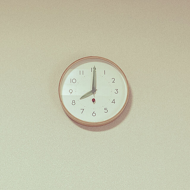 ri-eのLemnos-時計 おしゃれ 壁掛け 置き 葉っぱと昆虫モチーフのとまり木の掛け時計　カラー　「てんとう虫」の家具・インテリア写真