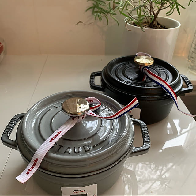 violのstaub-【公式】 STAUB ピコ・ココット ラウンド 12cm ブラック 【生涯保証】| ストウブ ピコ ココット ストーブ 鋳物 ホーロー鍋 ih対応 琺瑯 保温 国内正規品 オーブン ストウブ 鍋 アウトドア 両手鍋 深型 1~2人用の家具・インテリア写真