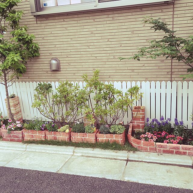 Mikiの-洋風花壇ブロック　正方形　W23×L23×H15cm　2個セット 花壇 レンガ ブロック ガーデニング 可愛い レンガ 仕切り 土留め 庭 かわいい レトロ おしゃれ ガーデン 【送料無料】の家具・インテリア写真