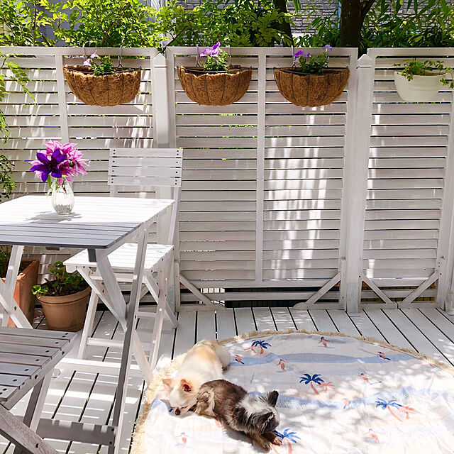 claramariaの-ガーデンテーブル 3点セット 木製 ホワイト アンティーク  折りたたみ 屋外 テーブル セット チェア おしゃれの家具・インテリア写真