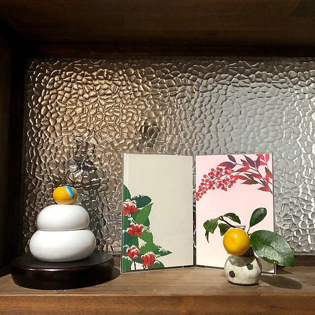 mutsuの-正月飾り 置物 鏡もち 陶磁器製 かわいい 有田焼 波佐見焼 木台 招福木札 赤い布 付属の家具・インテリア写真
