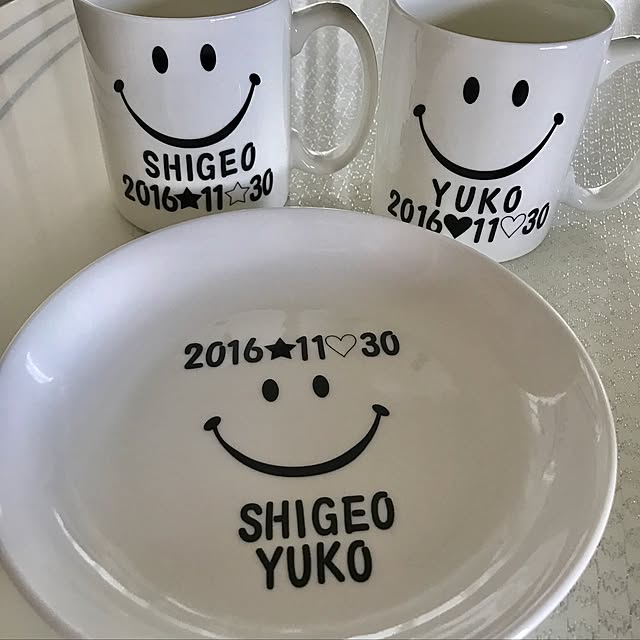 smashopの-名入れオーダー ランチプレート 白黒グッズ/モノトーン/食器/百日祝い/アルファベット/名前/イニシャル/スマイル/にこちゃん/出産祝い/お食い初め/結婚祝い/プレゼント/引越し祝い/誕生日プレゼント/ギフト/オリジナル/alphabet/お皿/スクウェア/四角の家具・インテリア写真