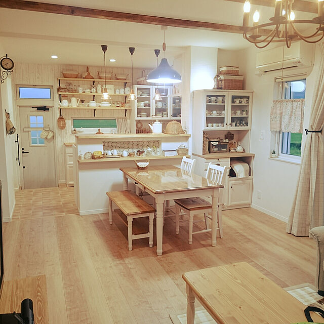 mariの-カントリー風パイン材のリビングテーブルの家具・インテリア写真