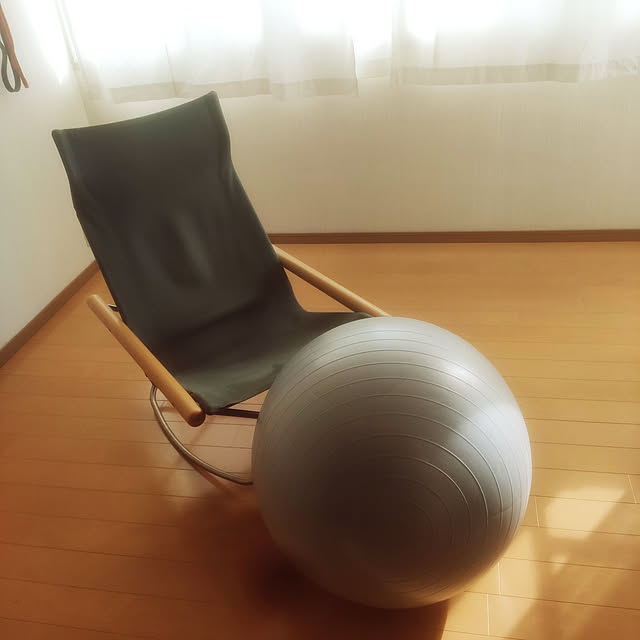 sarasaraのTrideer-Trideer バランスボール 55cm 厚い 耐荷重150KG アンチバースト 滑り止め 空気入れ付き フィットネスボール ピラティスボール ヨガ 椅子の家具・インテリア写真