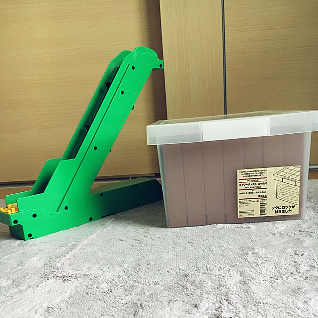 k_dinoの無印良品-無印良品　ポリプロピレンキャリーボックス・ロック付・小　約幅２５．５×奥行３７×高さ１６．５ｃｍ　日本製の家具・インテリア写真