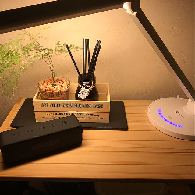 ShinのSUNVALLEY-デスクライト TaoTronics LED 目に優しい 電気スタンド 省エネ 学習机 テーブルスタンド 卓上ライト タッチセンサー調光 USBポート付け[国内正規品] TT-DL13 JP (ホワイト)の家具・インテリア写真