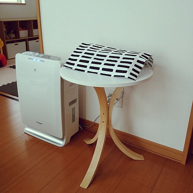 hiromiの-【送料無料】シンプル3本足コンパクトサイドテーブル 木製テーブル カフェスタイル カラーバリエーション豊富 デザイン 丸い 木製 テーブル コンパクト 多目的サイドテーブル インテリア 組立簡単 ポルタの家具・インテリア写真