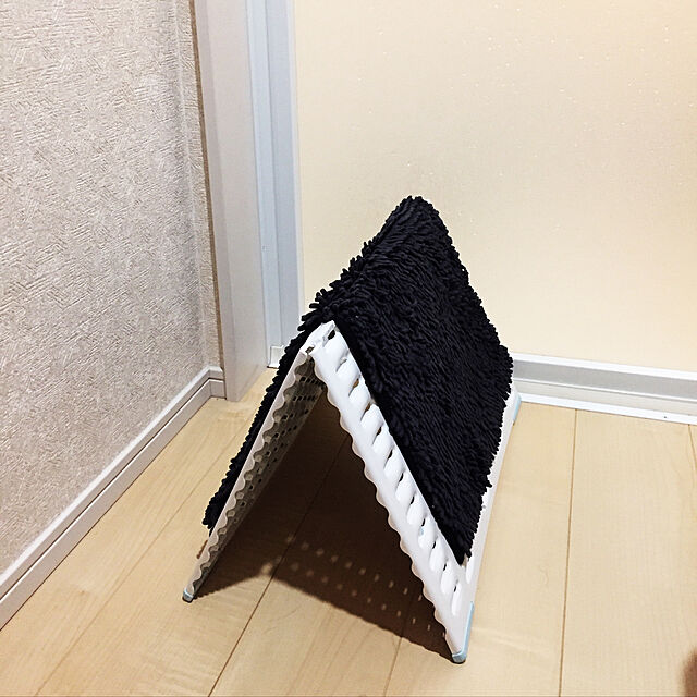 mameyaの山崎産業-サラアンドカラ バスマット干しボード 日本製 ホワイト （67.5×50.2×1.3cm） （バスマット干しすのこ/湿気対策/通気性アップ/コンパクト/軽量/折りたたみ）の家具・インテリア写真