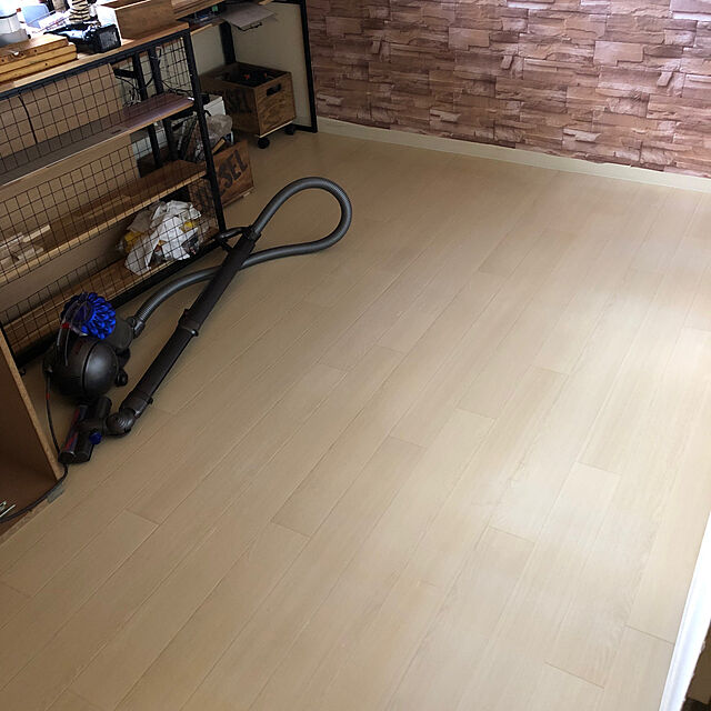 sabutoku109の東リ-ピタッと吸着 簡単リフォームタイル 吸着タイプ 賃貸OK 既存の床に重ねて貼れる ブラウンウォールナット ピタフィー LAYフローリング toli LPF522の家具・インテリア写真