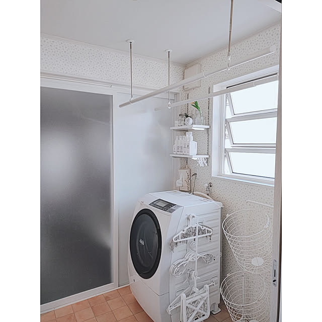 piyokoの森田アルミ工業-森田アルミ工業 室内 物干し竿 simple laundry bar SEN (シンプル ランドリー バー セン) 室内物干し 洗濯物干し 伸縮可能 1.28m~2.3m 最大荷重10kg ホワイトの家具・インテリア写真