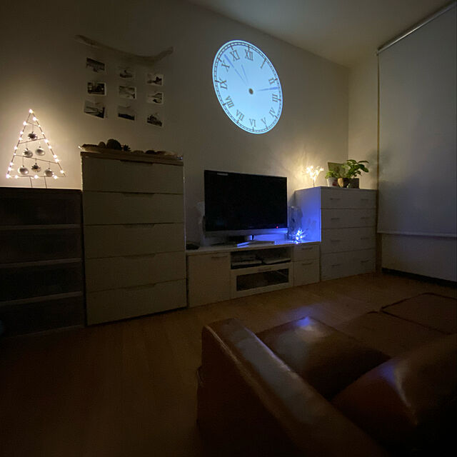 minu5656のタイヨウ商社-壁に映し出される不思議な時計！LED投影プロジェクターデジタル時計 プロジェクタークロック 置時計 掛け時計 リビング/ベッドルームに最適 コンパクトリモコン＆4色フィルム付 17×10×5.5cm,White+remoconの家具・インテリア写真