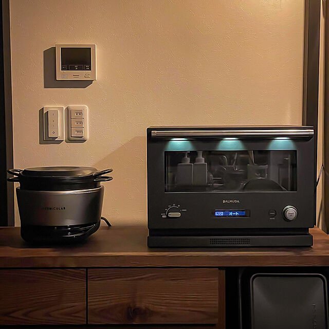 JIMAの-キッチンカウンター 完成品 組立て不要 食器棚 カップボード ロータイプ キッチンボード キッチン 収納 スライド 引き出し スライドレール 可動棚 国産 レンジ 炊飯器 トースター キッチンストッカーの家具・インテリア写真