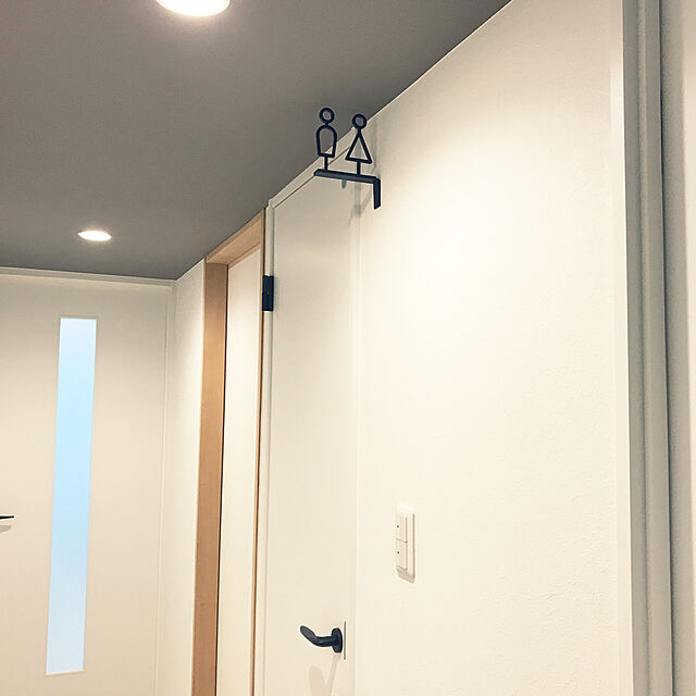 TAKUMIの-トイレ　男女シルエット突き出しサイン　　　落下防止のため、ビスによりしっかり留める方式です。の家具・インテリア写真