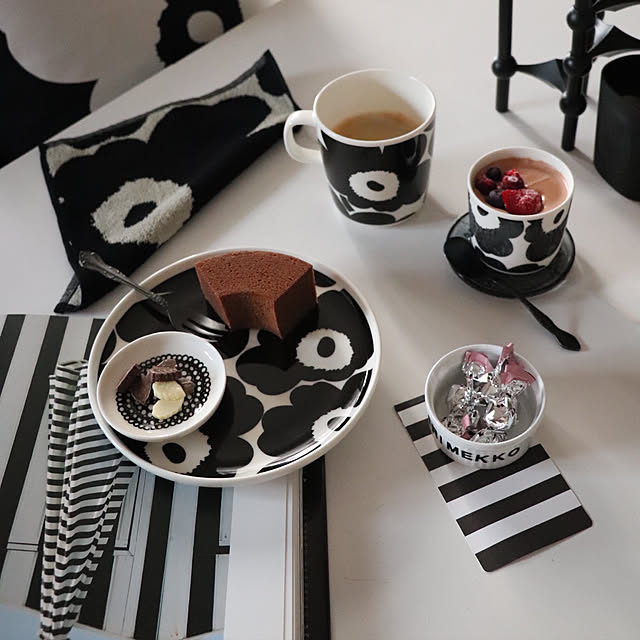 Noirのmarimekko-marimekko マリメッコ　ラテマグ　UNIKKO No.190 (99) （ブラック×ホワイト）（1個単位）の家具・インテリア写真