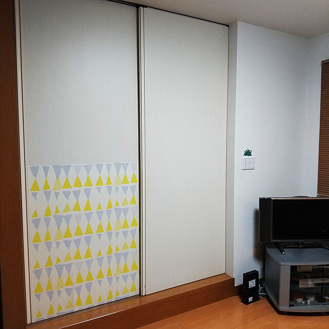iku-yoneの-ウォールペーパー DIY セルフリフォーム 壁紙シール リメイクシート プチリフォーム 壁紙 ポイント 部分 気分転換 仕上がりがキレイ 簡単 楽々 模様替え 貼ってはがせてのり残りしない壁紙 北欧シリーズ 90cm×2.5m フラッグ JK9055の家具・インテリア写真