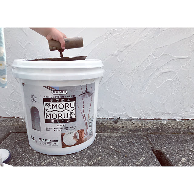 kaのニッペホームプロダクツ-MORUMORU(モルモル) 14kg 白 ホワイト 14kg ニッペ しっくい風 水性 ペイント DIY 塗料 塗装しっくい風 漆喰風 屋内 屋外 デコボコ 意匠 模様付け 防カビ 壁紙の家具・インテリア写真