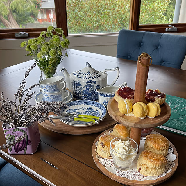 dilly-dallyのWeldon Owen-The Official Downton Abbey Afternoon Tea Cookbook: Teatime Drinks, Scones, Savories & Sweets (Downton Abbey Cookery)の家具・インテリア写真