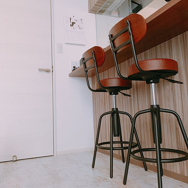 BY_MamiのVデザイン-カウンターチェア 【ブラック】  【6/1から値上げ】カウンターチェア 1脚 バーチェア ハイスツール 回転式 背もたれ付き おしゃれ 椅子 スツール 丸椅子 の家具・インテリア写真