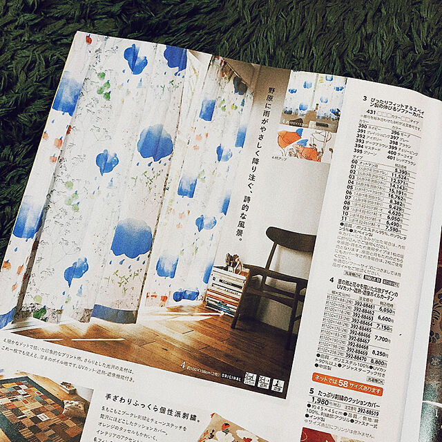newsummerorangeの-恵の雨と花々を描いた北欧デザインのUVカット・遮熱・遮像ボイルカーテンの家具・インテリア写真