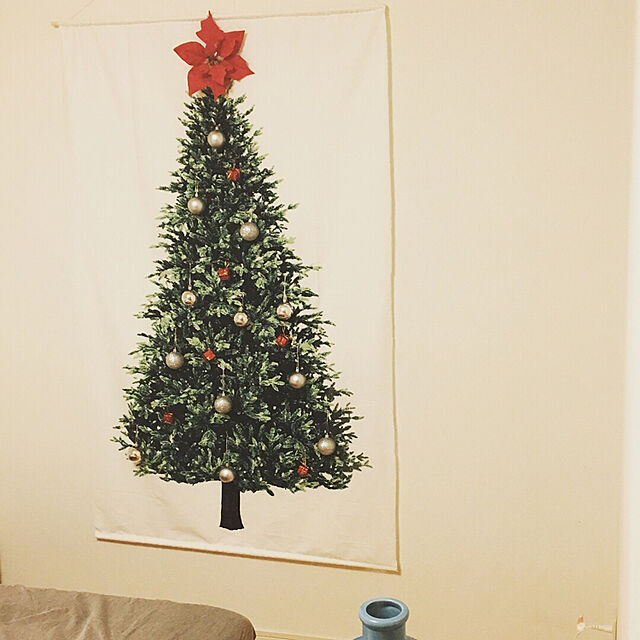haru._.hanaの-GROOVY OUTSTYLE クリスマスツリー タペストリー 146cm×90cm 壁掛け 1枚 +電池式LEDジュエリーライト100球のお得なセット クリスマスタペストリーの家具・インテリア写真