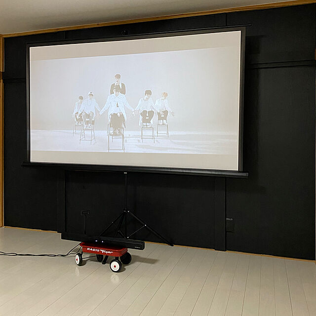 kurumeruのNAQIER-4K対応 プロジェクタースクリーン 自立式 携帯型 三脚式 屋内屋外兼用 最大100型(スクリーン131 X 227cm) 16:9 視野角160° 防しわ加工 お手入れ簡単 (価格は品質に等しいます)の家具・インテリア写真