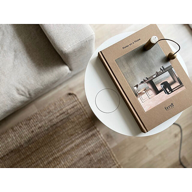 10yun25の-【在庫あります】ferm LIVING コーヒーテーブル ブック 2023 布張り ハードカバー 洋書 デコレーション おしゃれ 本 インスタ映え ファームリビング 北欧 デンマーク 日本正規代理店品の家具・インテリア写真