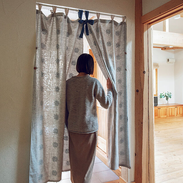 KURASIKUの-【1枚4180円 】早発送OK&starf;刺繍のあるふんわりカーテンの目隠し・間仕切りの家具・インテリア写真