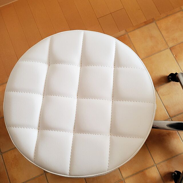 akimameの株式会社ワールドジェイビー-クッション エステスツール (ビニールレザー) 高さ43～55cm ホワイト 丸椅子 スツールの家具・インテリア写真