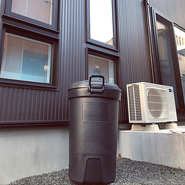 and.ayuckeyの-Rubbermaid 32Gallon Trash Can Black キャスター付き ラバーメイド 32ガロン トラッシュ カン ブラック アメリカ ごみ箱 ゴミ箱 バケツ 特大の家具・インテリア写真