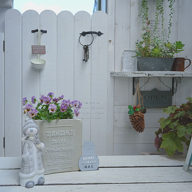 KNの-ガーデン雑貨 おしゃれ かわいい オブジェ くまのぬいぐるみ C わくわく ptuD 置物 小さい べア クマさん テディベア 小型 ベランダ 玄関 飾りの家具・インテリア写真