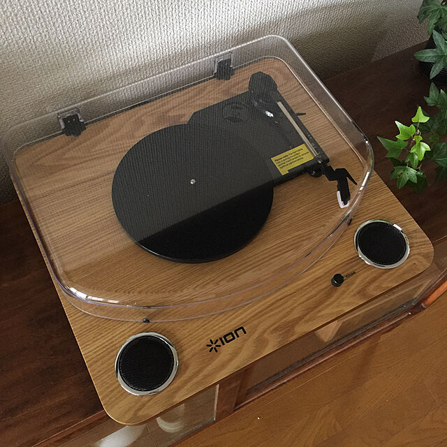 SHIMAの-ION Audio Max LP スピーカー内蔵 レコードプレーヤー ウッド調 # IA-TTS-013 アイオンオーディオ (レコードプレーヤー) 木調の家具・インテリア写真