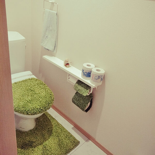 ysmamaの-芝生シリーズ トイレマット フタカバー ペーパーホルダー トイレ3点セット 洗浄暖房用 PHカバー 肌触り抜群 パイル SHIBAFU グリーン 緑 すべり止め加工 送料無料の家具・インテリア写真