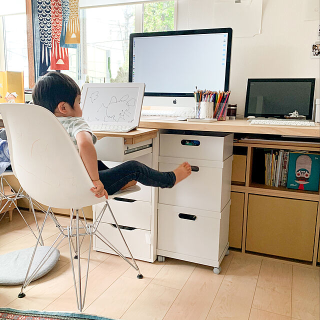 Katsuraの-世界で有名なデザイナーズチェア 「イームズチェアー DSR（スチール脚）」【ホワイト色（白色）】 ロッドワイヤーベースサイドシェルチェア Eames Chair ダイニングチェア デスクチェアーの家具・インテリア写真