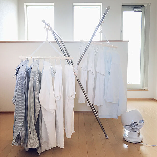 sumikoのアイリスオーヤマ-アイリスオーヤマ 洗濯物干し 室内物干し タオルハンガー付き 布団も干せる 軽量 約5人用 幅約92~162×奥行約64×高さ約127.5cm CMB-92XRの家具・インテリア写真