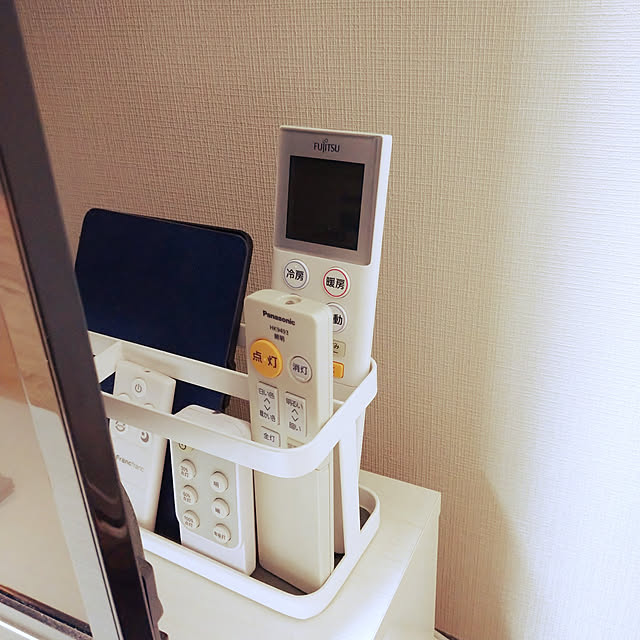 Forest_Umbrellaの山崎実業-タブレット＆リモコンラック タワー tower 山崎実業 おしゃれ タブレッドスタンド iPad スマホスタンド リモコンホルダー リモコンスタンド 小物収納 7303 7304の家具・インテリア写真