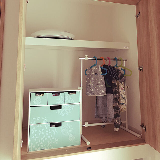 Makoのイケア-IKEA　カラフル子供用 ハンガー ４色８本セット　BAGIS　 ベビー/キッズ用ハンガーの家具・インテリア写真