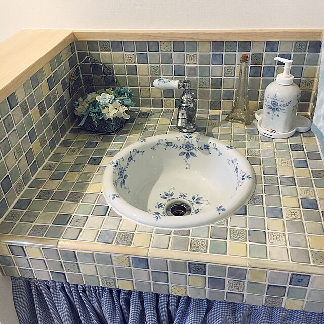 bluehouseの-【Essence】オールドイングランド/ソープボトル｜同シリーズの洗面ボールや手洗鉢と合わせての家具・インテリア写真