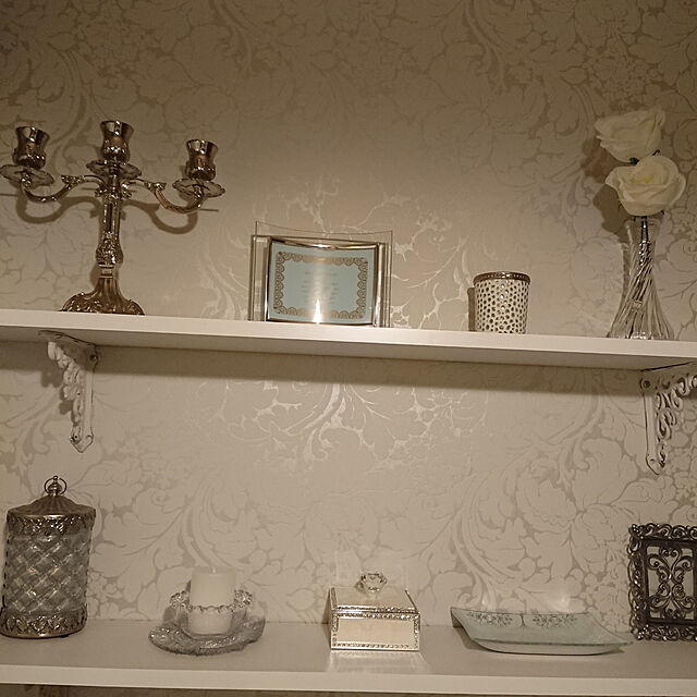 7OfPinkRedの-壁紙 のり付き イングリッシュアンソロジー ボタニカル 花柄 巾約92cm × m単位 おしゃれ のりつき 植物 光沢 アクセント クロス リビング トイレの家具・インテリア写真