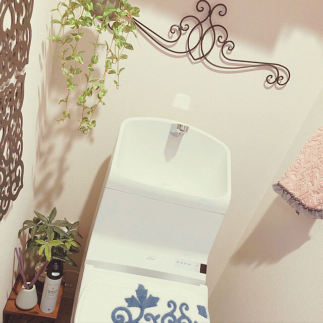yuriの-フタカバー 貼る おしゃれ セット 洗える サフィーロ吸着式フタットシートトイレマット ブルー ホワイト オーナメント ダマスク柄 洗濯 かわいい 洗えるの家具・インテリア写真