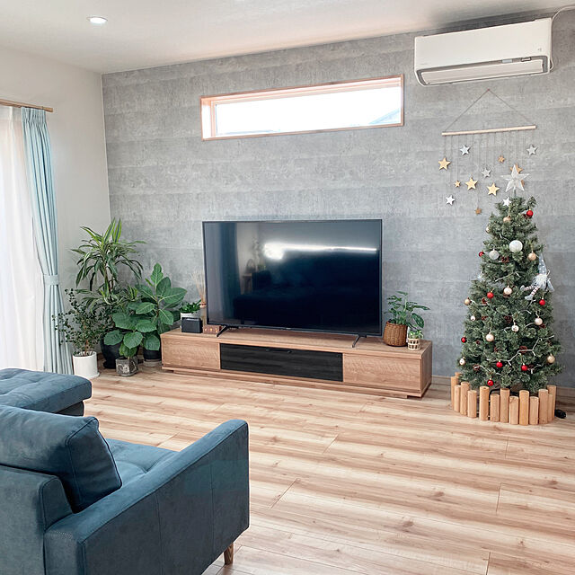 shiho-home.の-インテリア 丸太脚隠し[CHRISTMAS 2021]の家具・インテリア写真