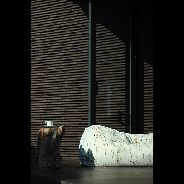 GISSANの-メロウィングス フォレストコレクション ツリートランク バーチ 白樺模様 丸太モチーフのソファー 椅子 イスの家具・インテリア写真