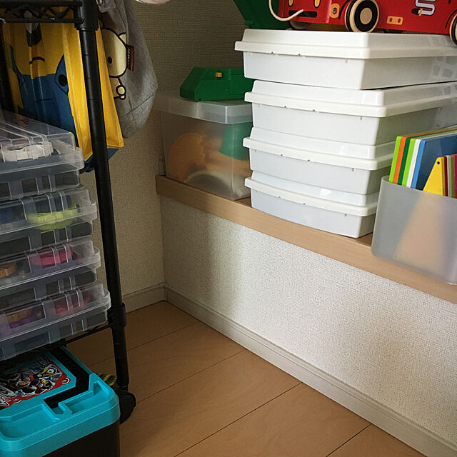 k_dinoの無印良品-無印良品　ポリプロピレンキャリーボックス・ロック付・小　約幅２５．５×奥行３７×高さ１６．５ｃｍ　日本製の家具・インテリア写真