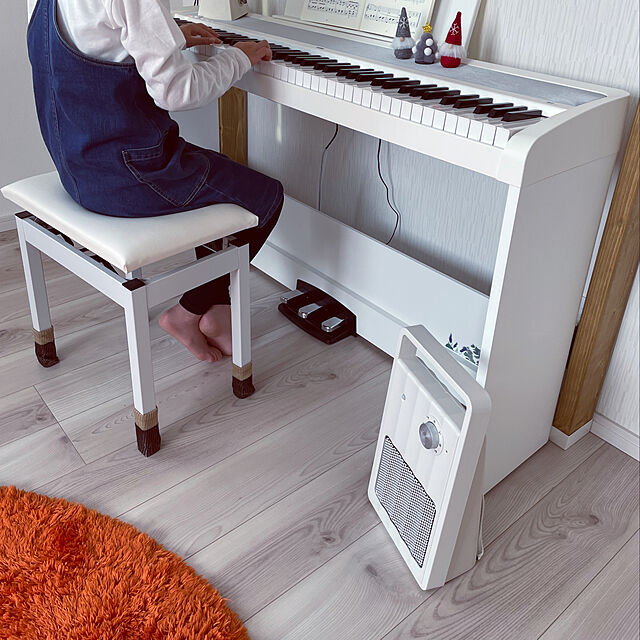 seiの-KORG 電子ピアノ 88鍵盤　B2SP WH コルグ 電子ピアノ ホワイト 専用スタンド STB1 3本ペダル 高低椅子(純正) ヘッドホン 数量限定 電子ピアノカバー 付属 【メーカー保証1年】の家具・インテリア写真