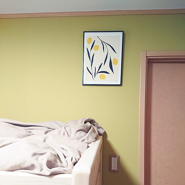 timeleepの-貼ってはがせてのり残りしない壁紙 シール マスタード 90cm×2.5m おしゃれ 賃貸 シンプル 日本製 優しい手触り のリ付き はがし剤不要 JK9061の家具・インテリア写真