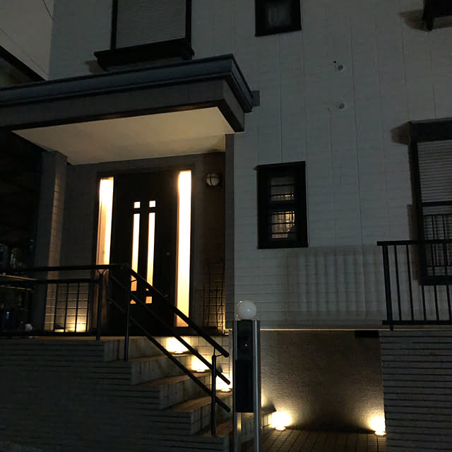WakaのWEIMALL-LEDソーラーライト 防水 ガーデンライト 屋外 埋込 置き型 4個セット 誘導灯 太陽光充電 おしゃれ ガーデンソーラーライト 外構 エントランス 庭 芝生 WEIMALLの家具・インテリア写真