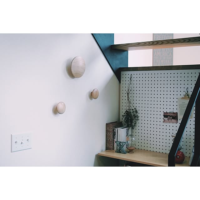 mitsuoomのmuuto-Muuto The Dots Coat Hooks Oak - 5 Pcs by Muutoの家具・インテリア写真