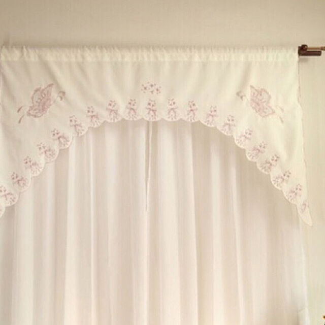popotanの-送料込み：カフェカーテン＆カーテンバランス　150×85ｃｍ　蝶々　ピンク刺繍の家具・インテリア写真