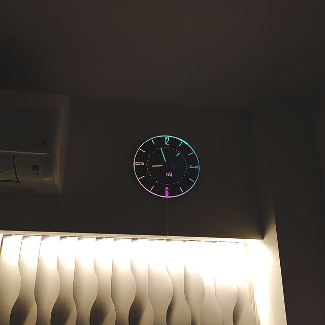 MURACHANのリズム時計工業-リズム(RHYTHM) 掛け時計 置き時計 電波時計 365色 LED 推し色 変更機能付き 黒 イロリア (Iroria) 8RZ197SR02 φ27x2.1cmの家具・インテリア写真