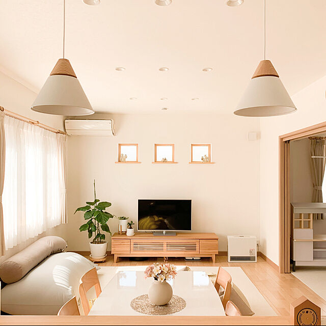 lily_home0202の-照明 おしゃれ コイズミ照明 KOIZUMI ペンダントライト AP50635 電球色 フランジタイプ グレージュ・マット塗装仕上 レッドオーク 白熱球60W相当 木の素材感を活かした仕上げの家具・インテリア写真